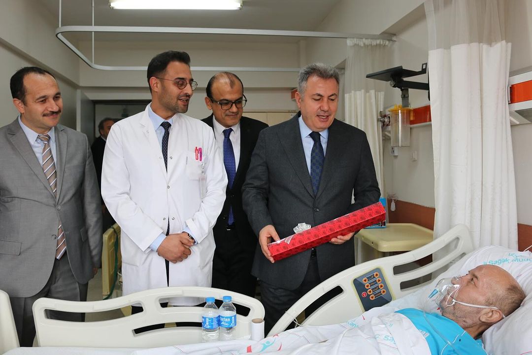 İzmir Valisi Elban, Karabağlar Kaymakamı Özgür, İzmir İl Sağlık Müdürü Erkuş, Başhekim Doç. Dr. Çalık ve Hastane Müdürü Pehlivan yeni yılda hastane personeli ve hastalara ziyarette bulundular